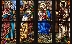 Fenster in der Stadtpfarrkirche Freistadt, Anbetung der Könige (Entwurf: Vinzenz Statz, 1876)